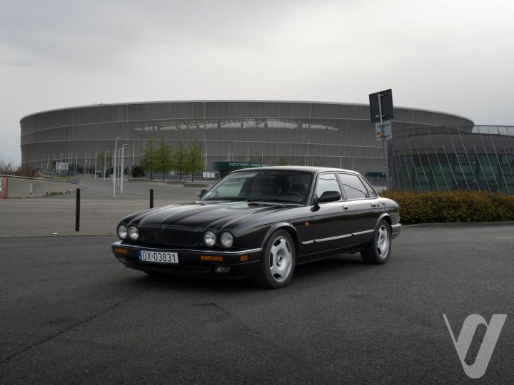 Jaguar XJ (1997) loading=