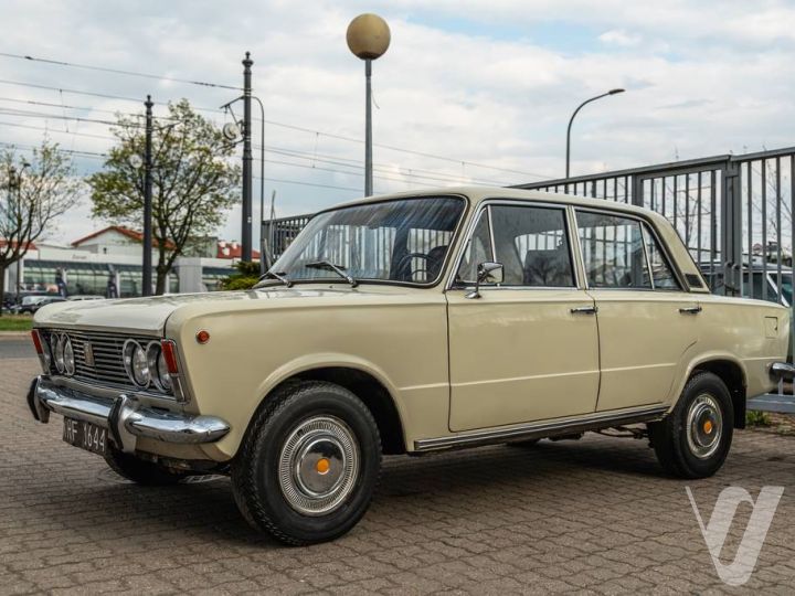 Fiat 125p (1971) loading=