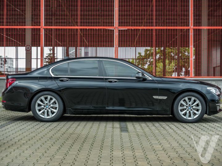 BMW Seria 7 (2012) loading=
