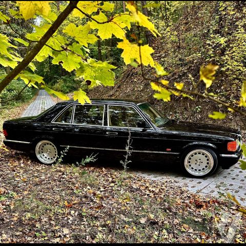 Mercedes-Benz SEL (1990) loading=