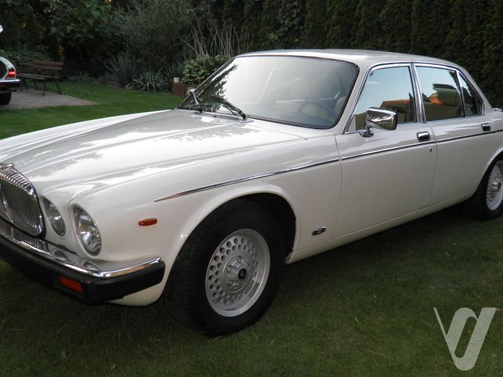 Jaguar XJ (1993) loading=