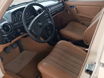 Mercedes-Benz W123 (1981) Wnętrze