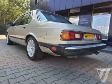 BMW Seria 7 (1986) Zdjęcia z zewnątrz