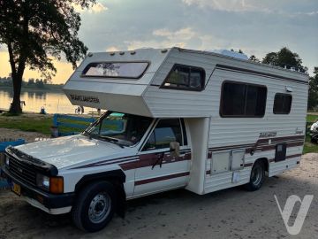 Toyota Pickup (1986) Outside