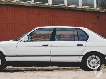 BMW Seria 7 (1990) Zdjęcia z zewnątrz