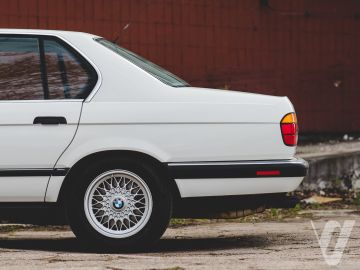 BMW Seria 7 (1990) Zdjęcia z zewnątrz