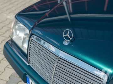 Mercedes-Benz W124 (1995) Outside