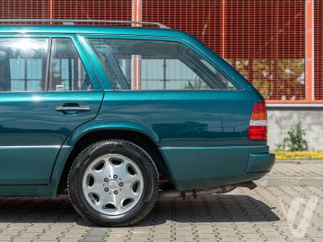 Mercedes-Benz W124 (1995) Outside