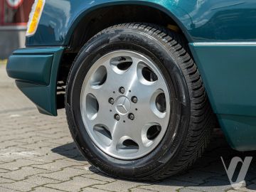 Mercedes-Benz W124 (1995) Outside