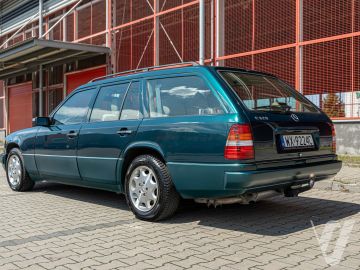 Mercedes-Benz W124 (1995) Outside