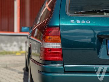 Mercedes-Benz W124 (1995) Outside