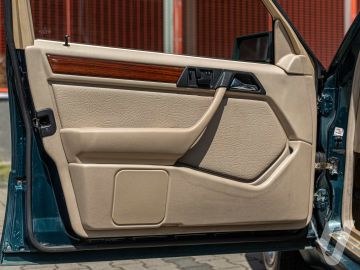 Mercedes-Benz W124 (1995) Inside