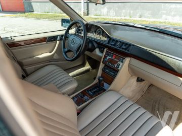 Mercedes-Benz W124 (1995) Inside