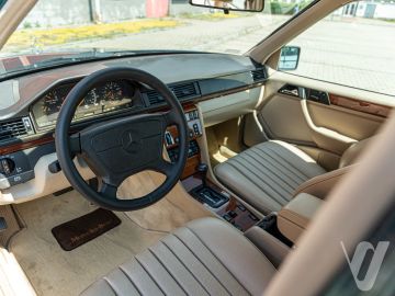 Mercedes-Benz W124 (1995) Inside