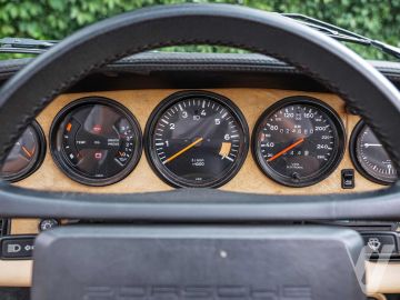 Porsche 911 (1986) Wnętrze