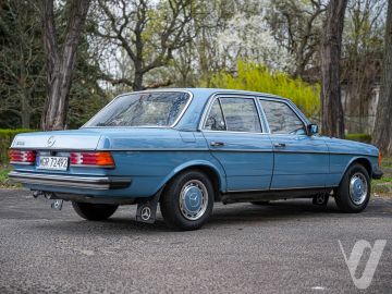 Mercedes-Benz W123 (1981) Outside