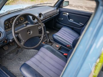 Mercedes-Benz W123 (1981) Inside
