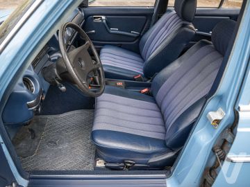 Mercedes-Benz W123 (1981) Inside