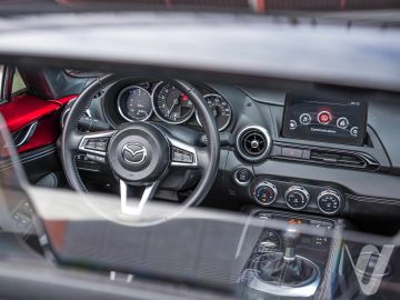 Mazda MX-5 (2021) Inside