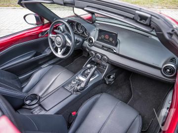 Mazda MX-5 (2021) Inside