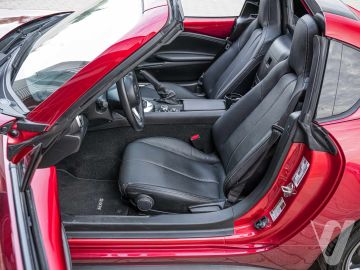 Mazda MX-5 (2021) Inside