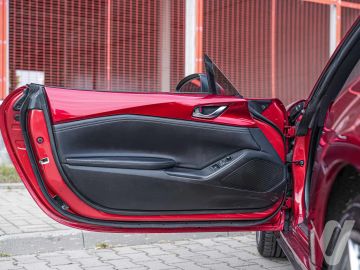Mazda MX-5 (2021) Inside