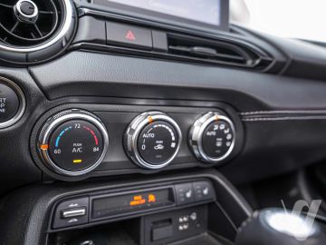 Mazda MX-5 (2021) Inside