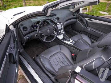 Mercedes-Benz SL (2005) Inside