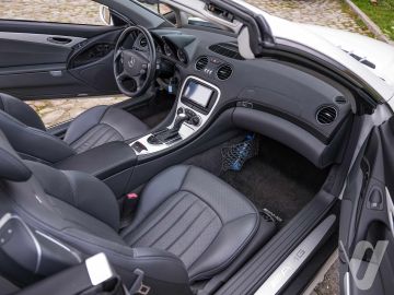 Mercedes-Benz SL (2005) Inside