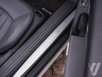 Mercedes-Benz SL (2005) Inside