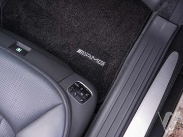 Mercedes-Benz SL (2005) Inside