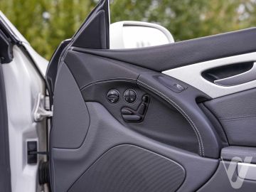Mercedes-Benz SL (2005) Inside