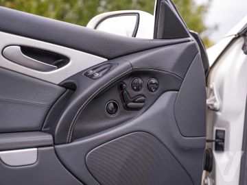 Mercedes-Benz SL (2005) Inside