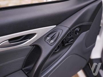 Mercedes-Benz SL (2005) Inside