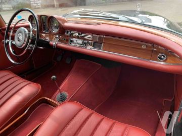 Mercedes-Benz W111 220 SEb (1963) Wnętrze