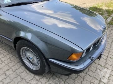 BMW Seria 7 (1990) Zdjęcia z zewnątrz