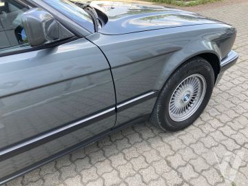 BMW Seria 7 (1990) Zdjęcia z zewnątrz