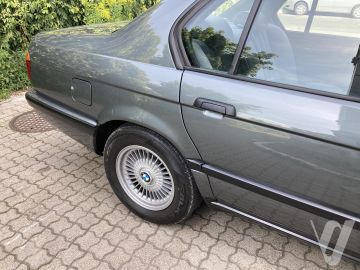 BMW Seria 7 (1990) Zdjęcia z zewnątrz