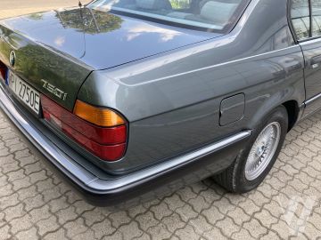 BMW Seria 7 (1990) Zdjęcia z zewnątrz