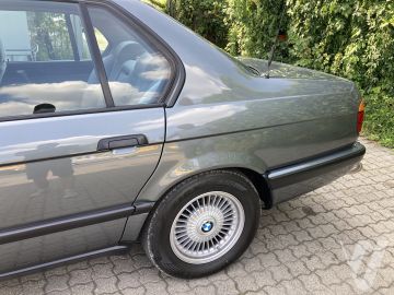 BMW Seria 7 (1990) Zdjęcia z zewnątrz