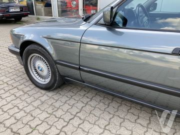 BMW Seria 7 (1990) Zdjęcia z zewnątrz