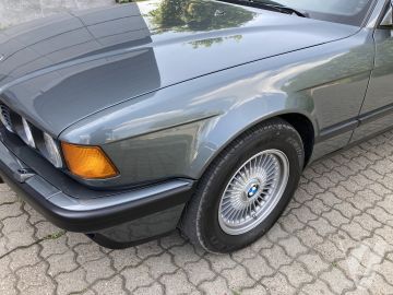 BMW Seria 7 (1990) Zdjęcia z zewnątrz