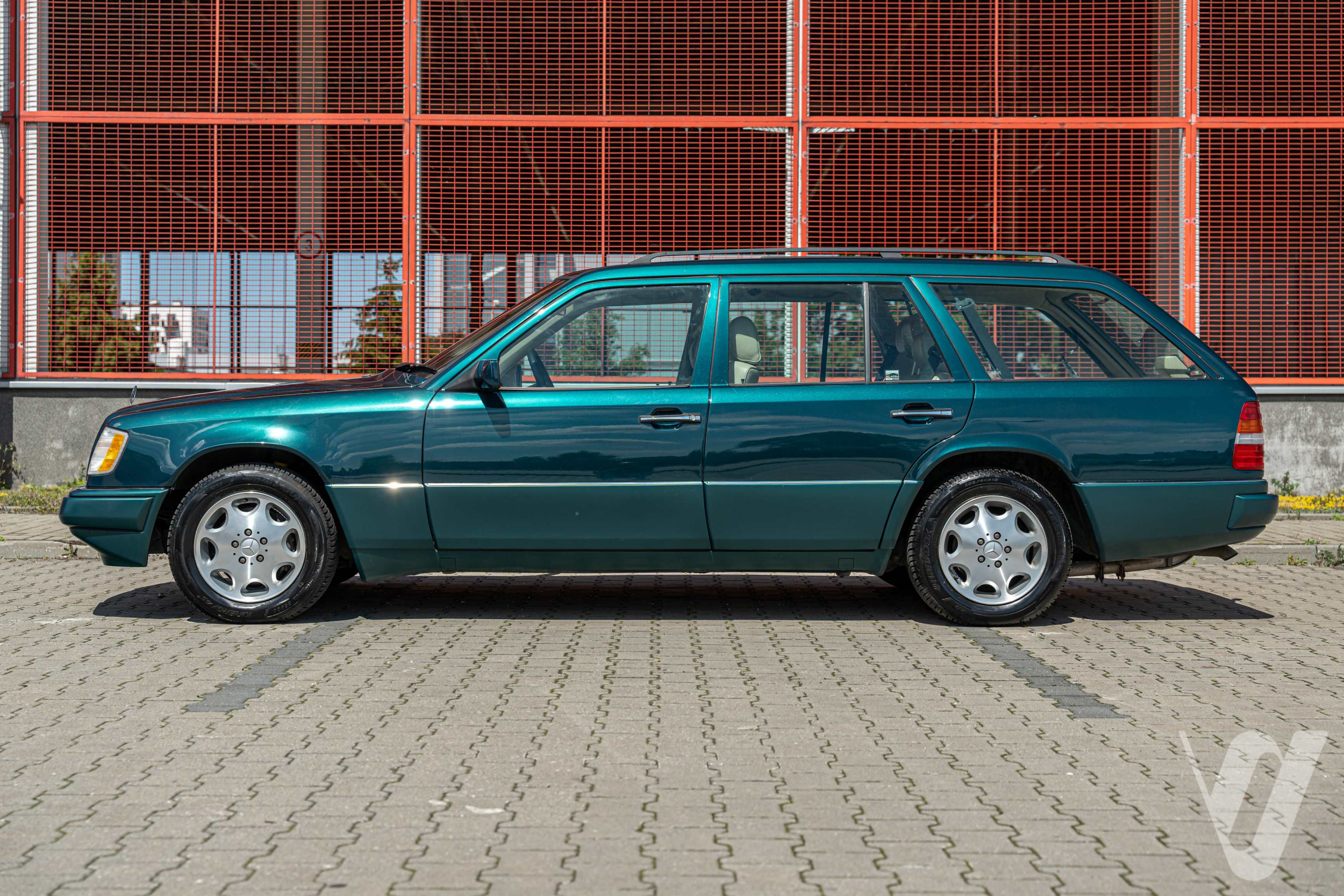 Mercedes-Benz W124 (1995) main image