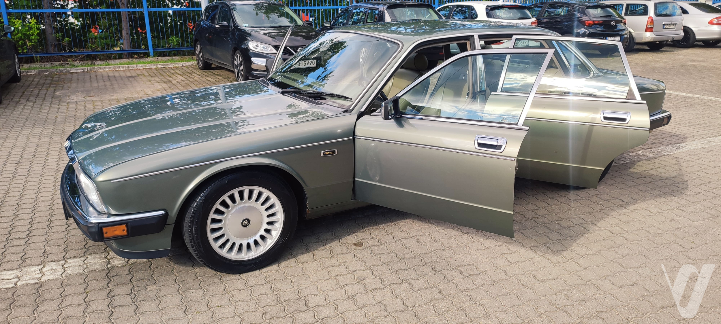 Główne zdjęcie Jaguar XJ (1994)