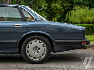 Jaguar XJ (1990) Outside