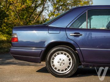 Mercedes-Benz W124 (1995) Outside