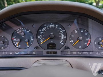 Mercedes-Benz SL (1998) Inside