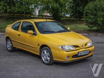 Renault Megane (1996) Zdjęcia z zwenątrz