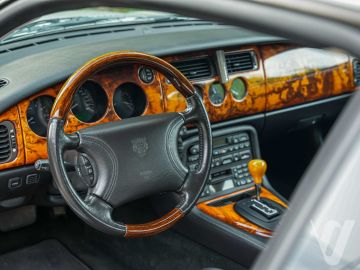 Jaguar XK (1999) Inside