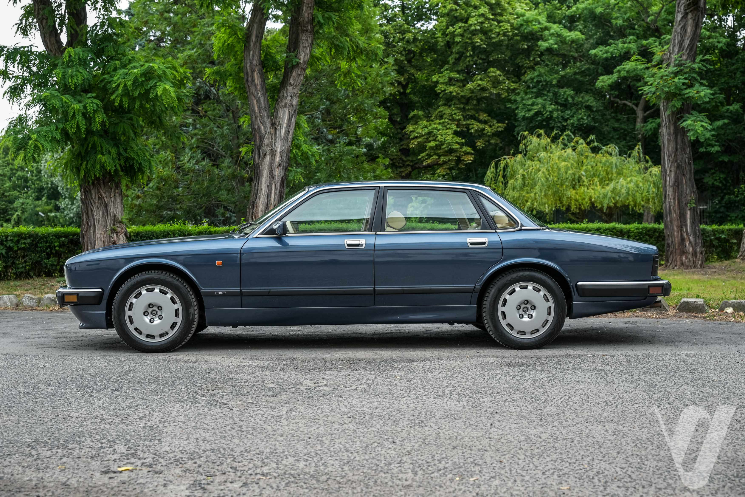Jaguar XJ (1990) main image